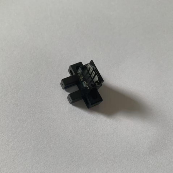 Omron EE-SX671A Slot-type Photomicrosensor – 50-100mA direct switching capacity, global standard for object detection.